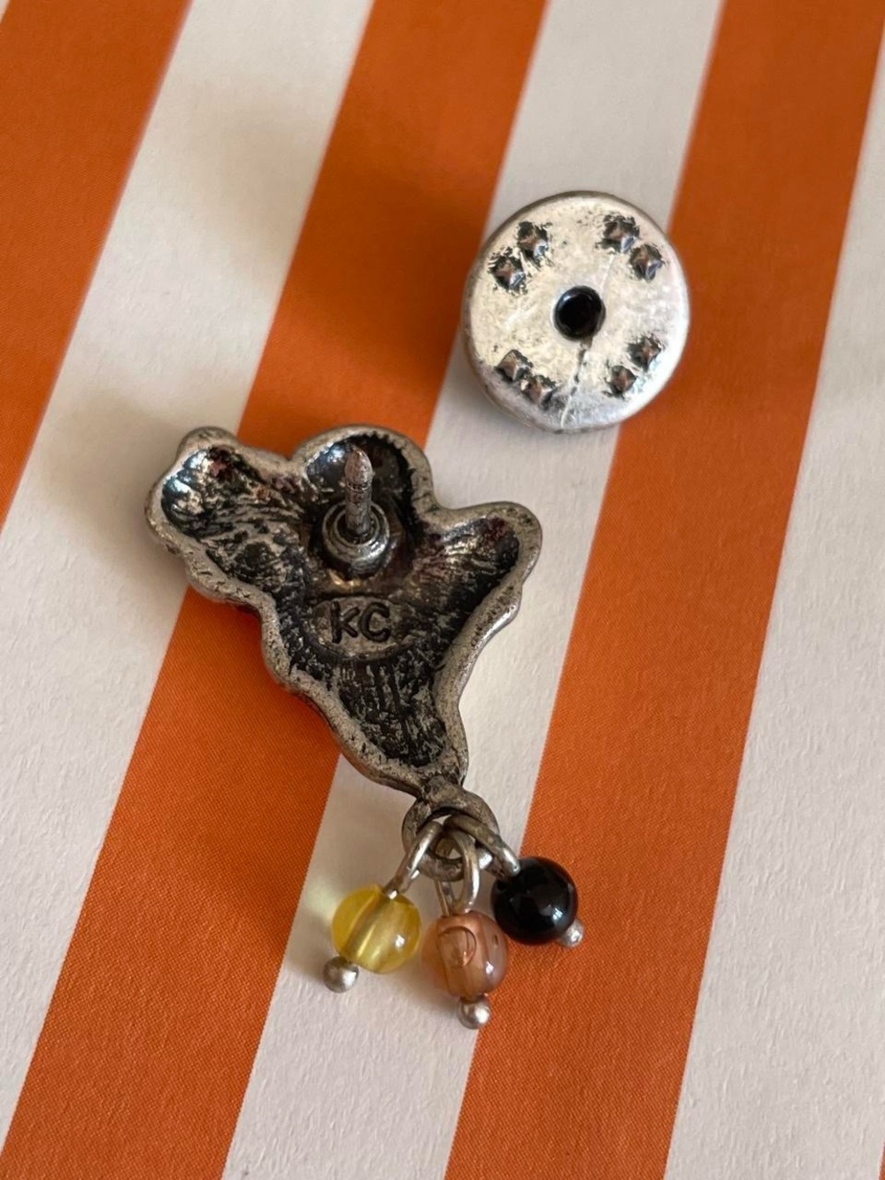 Kenneth Cole Halloween Ghost Holding Pumpkin Enamel Pin w/ Dangling Beads - Picture 3 of 3